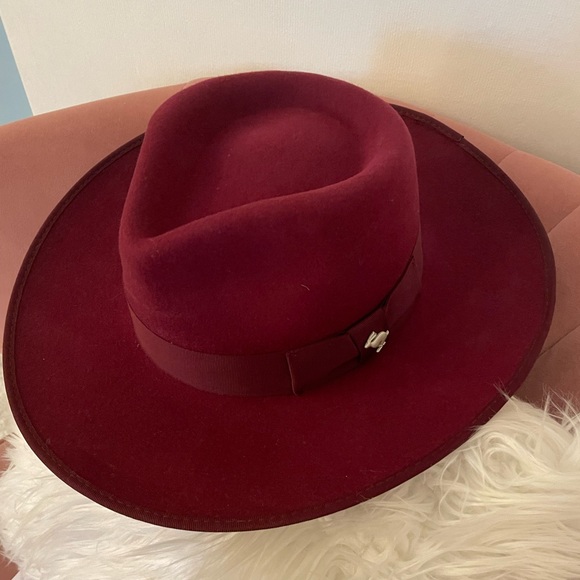 A maroon hat, great for a fall, does not have adjustable inside - Picture 2 of 6